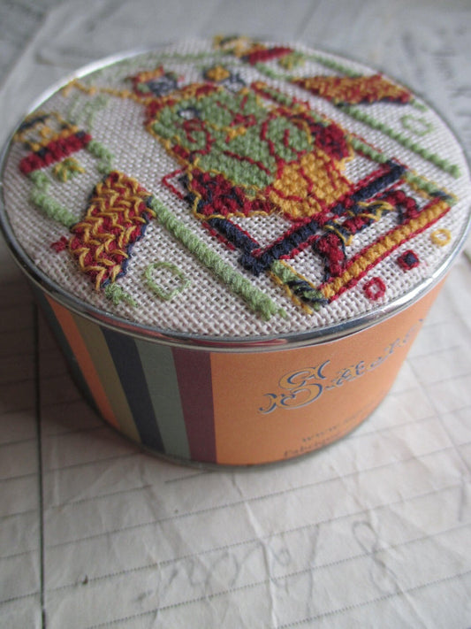 Sajou Museum & Heritage Bayeux Tapestry Cross Stitch Embroidery Kit- Harold's Coronation Pot