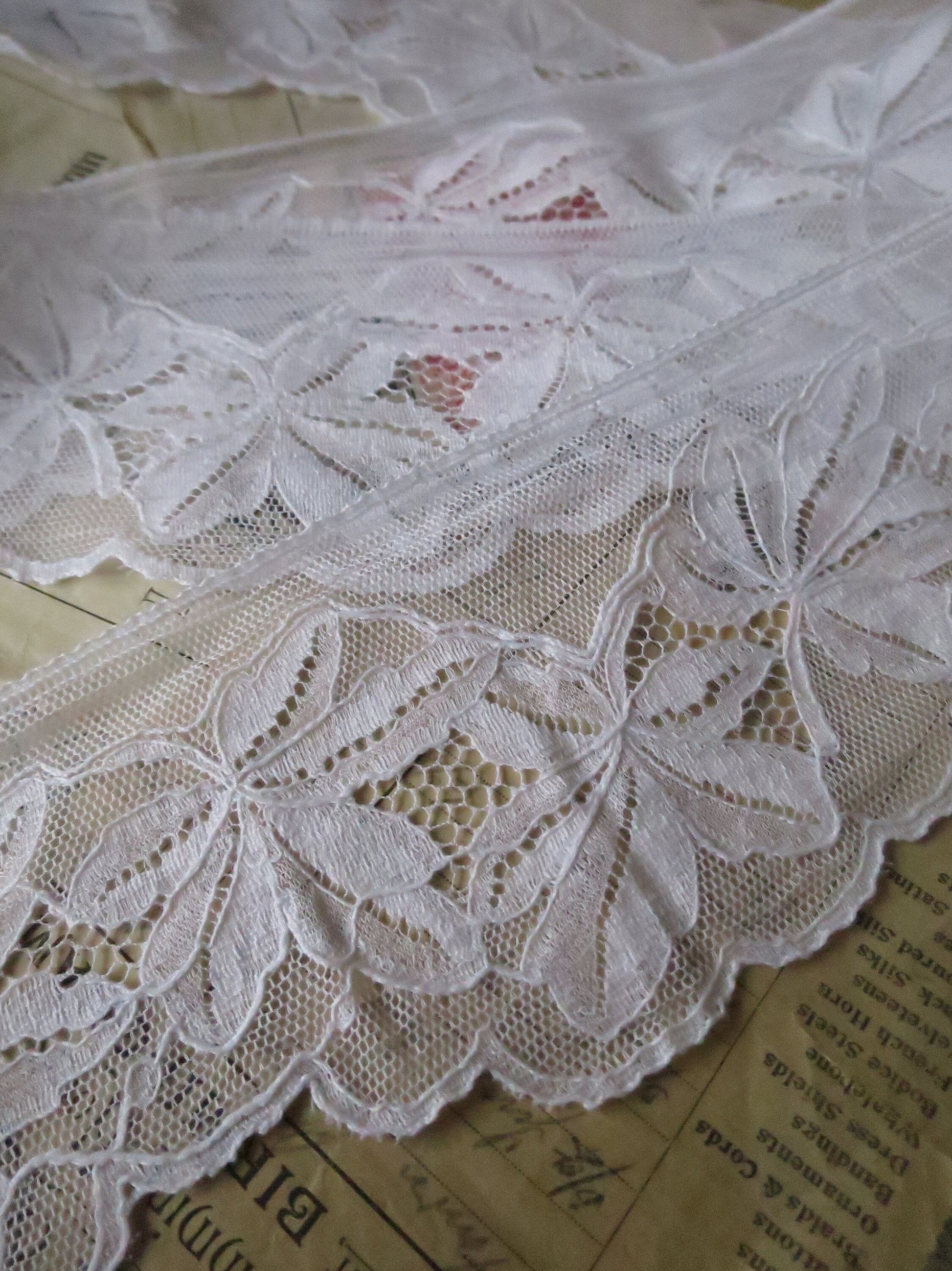 White English Nottingham Lace- Large Leaves- 9.8 cm