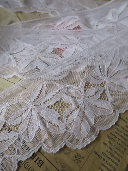 White English Nottingham Lace- Large Leaves- 9.8 cm