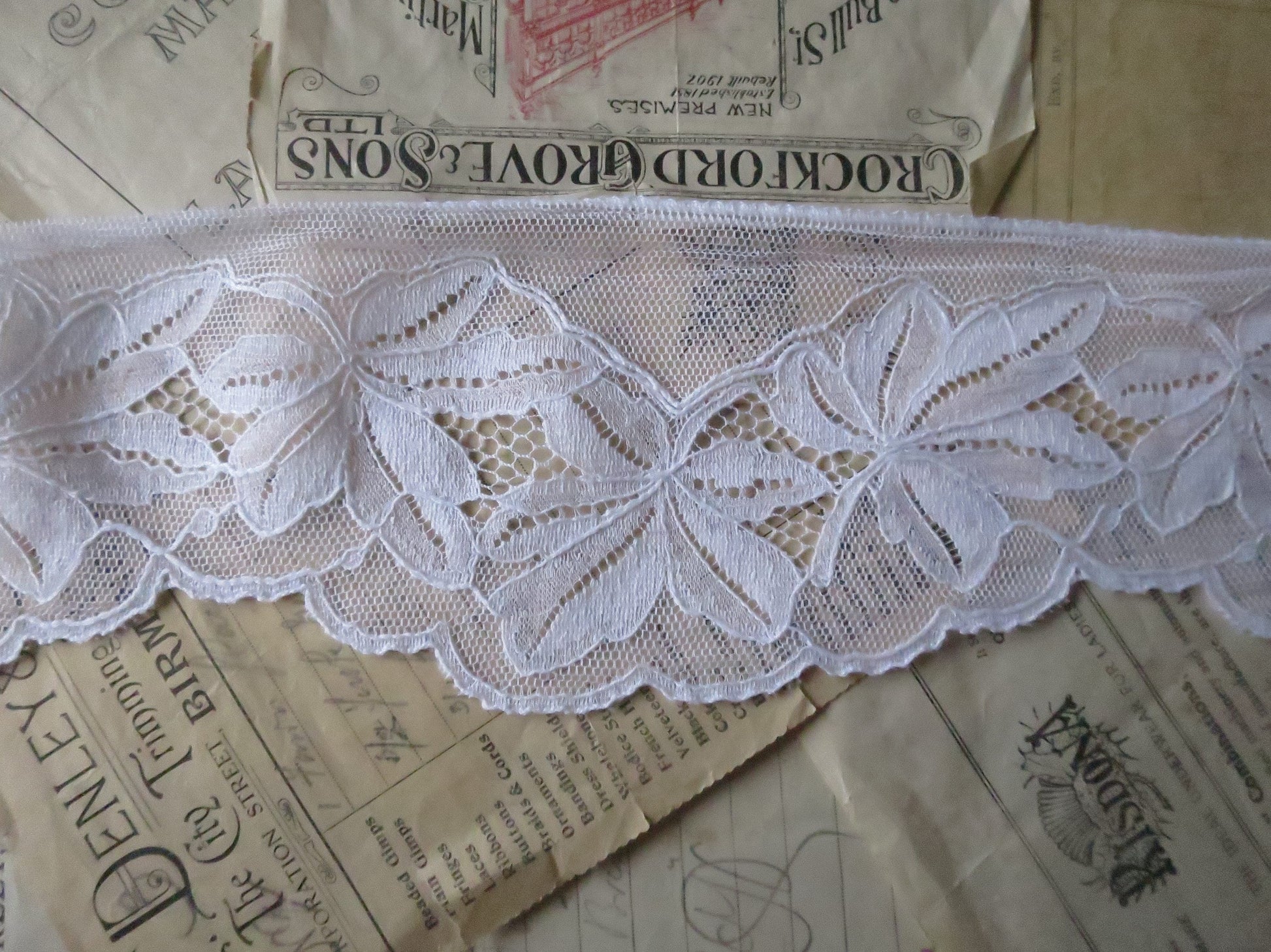 White English Nottingham Lace- Large Leaves- 9.8 cm