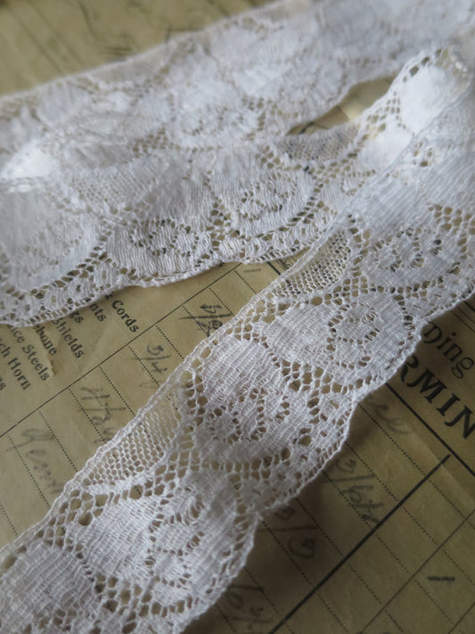 White English Nottingham Lace- Flemish Flowers- 3.3 cm