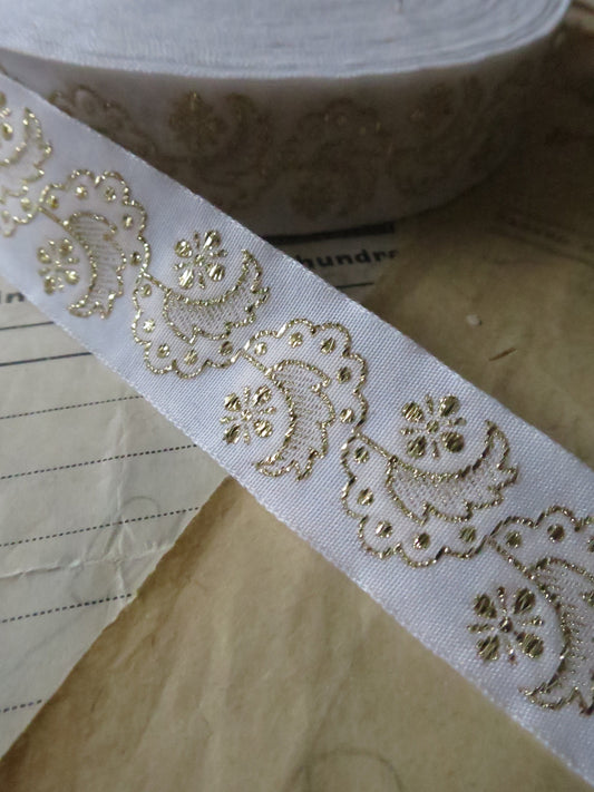 Leaves & Dots 20 mm White Jacquard Woven Ribbon Gold White