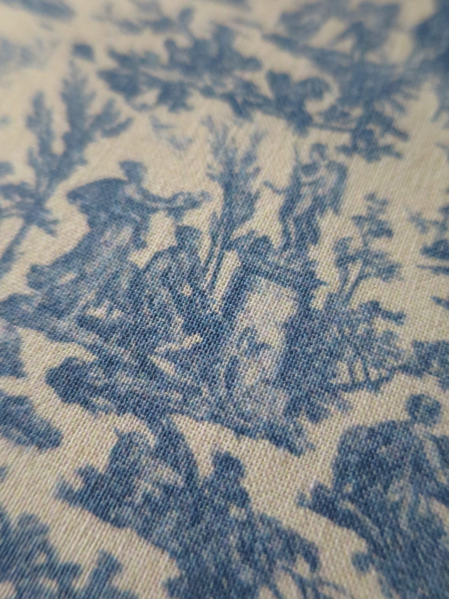 Sajou Fat Quarter Blue Miniature L'offrand a l'Amour- Toile du Jouy- The Gift Of Love