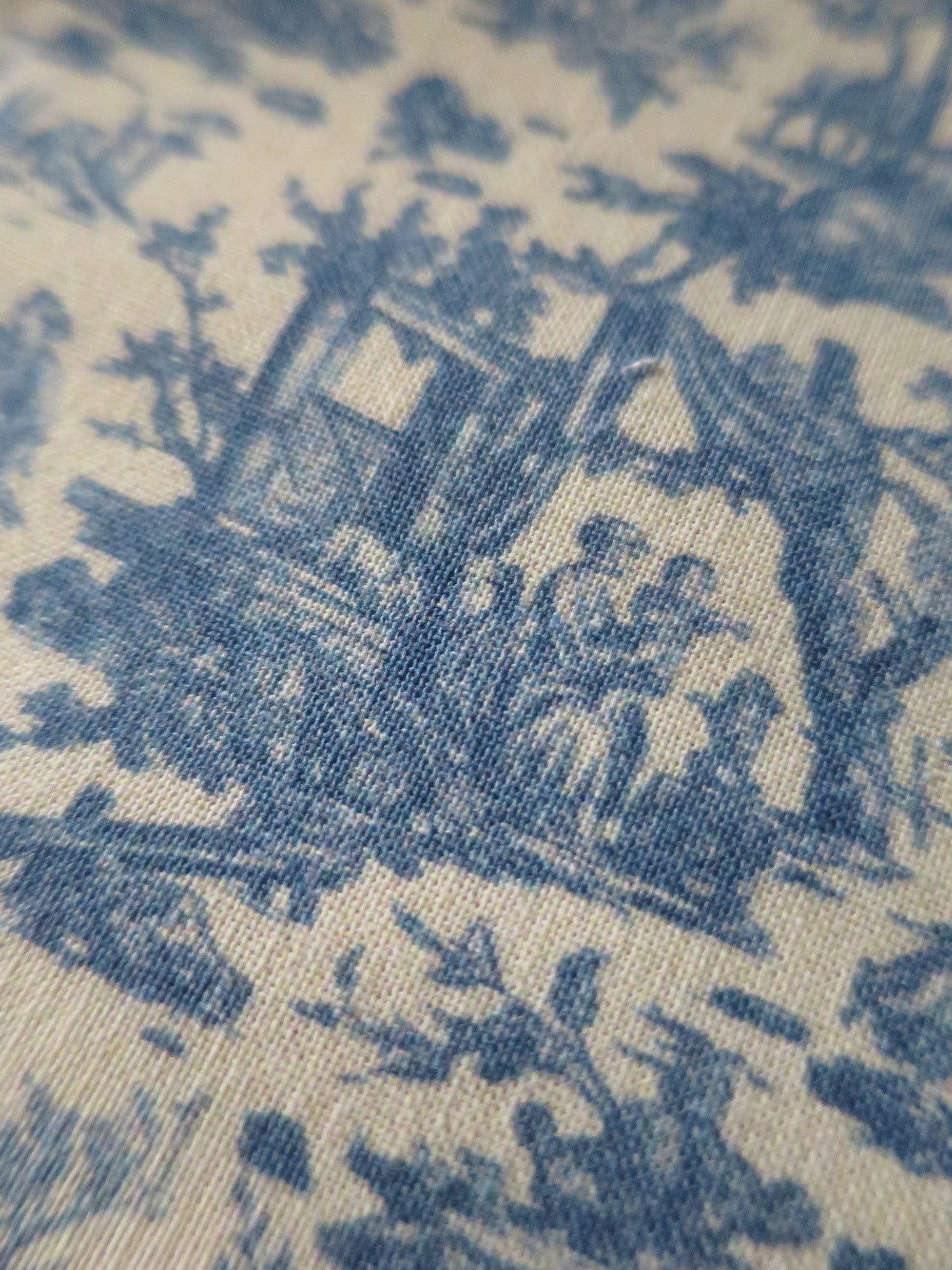 Sajou Fat Quarter Blue Miniature L'offrand a l'Amour- Toile du Jouy- The Gift Of Love