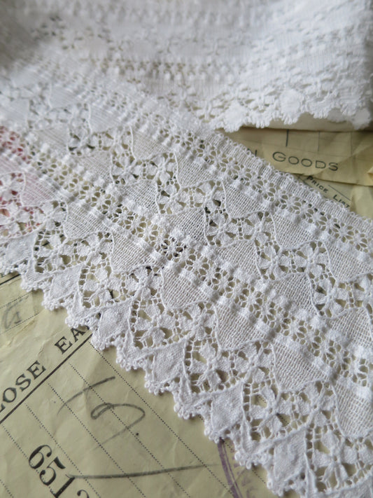 White English Nottingham Lace- Floral Waves- 7.5 cm