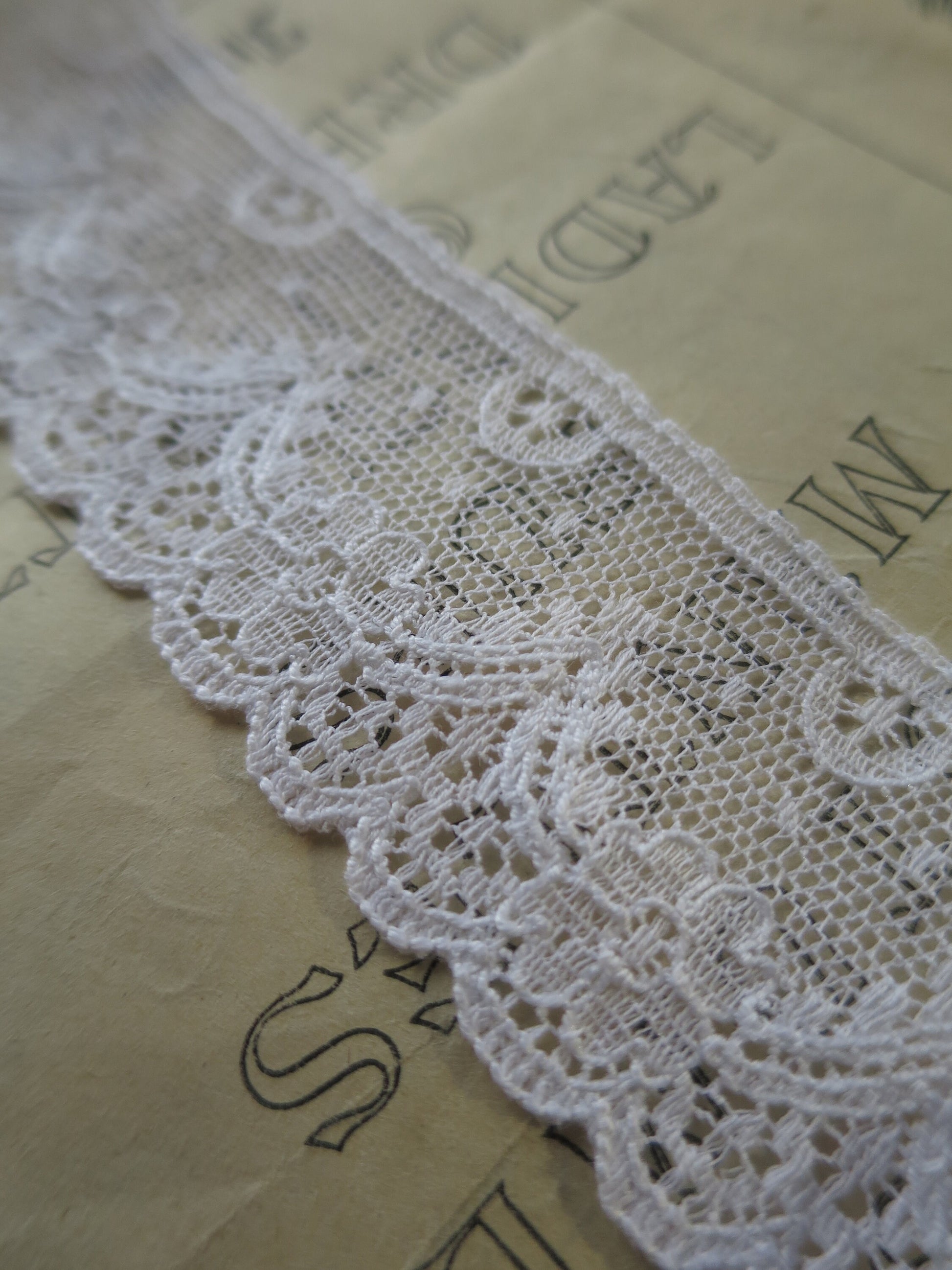 White English Nottingham Lace- Diamond & Floral Point Lace- 3.5 cm