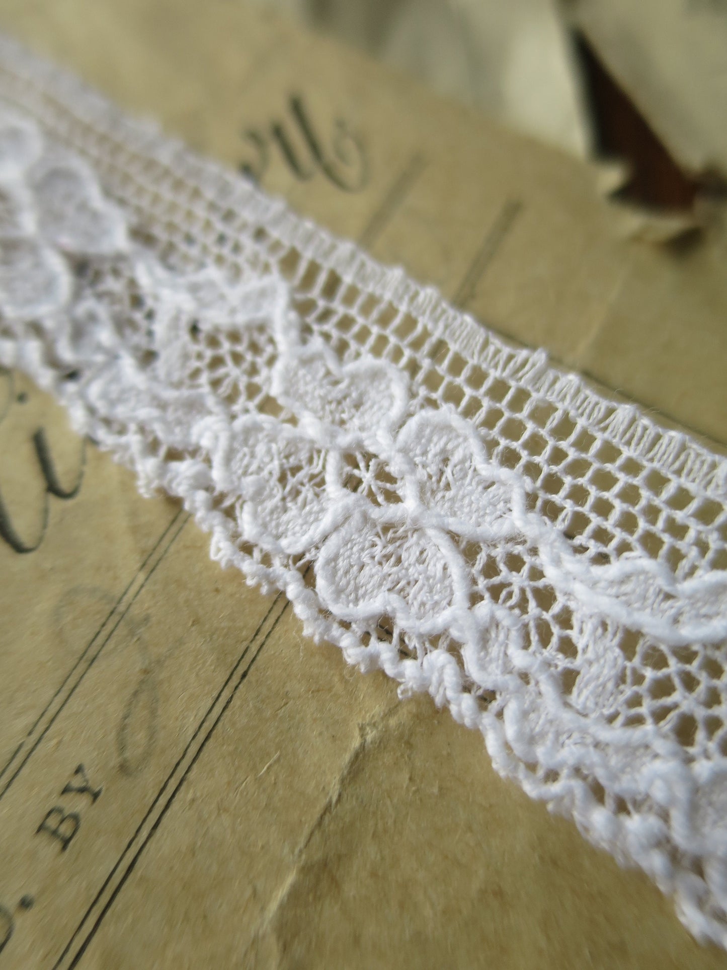 White English Nottingham Lace- Alencon Flowers 1.7 cm