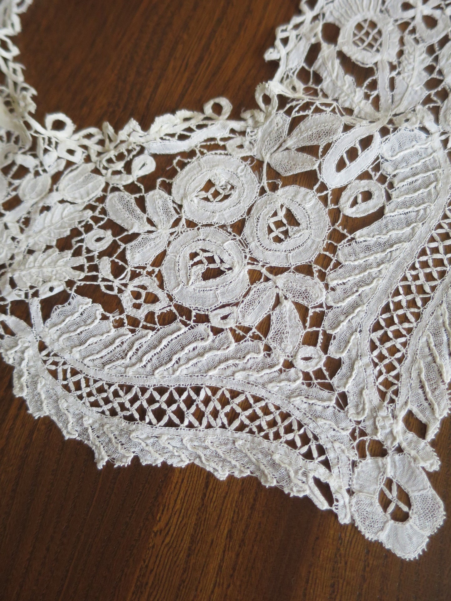 Intricate Antique Hand Worked Honiton Bobbin Lace Collar- Roses Thistles & Ferns