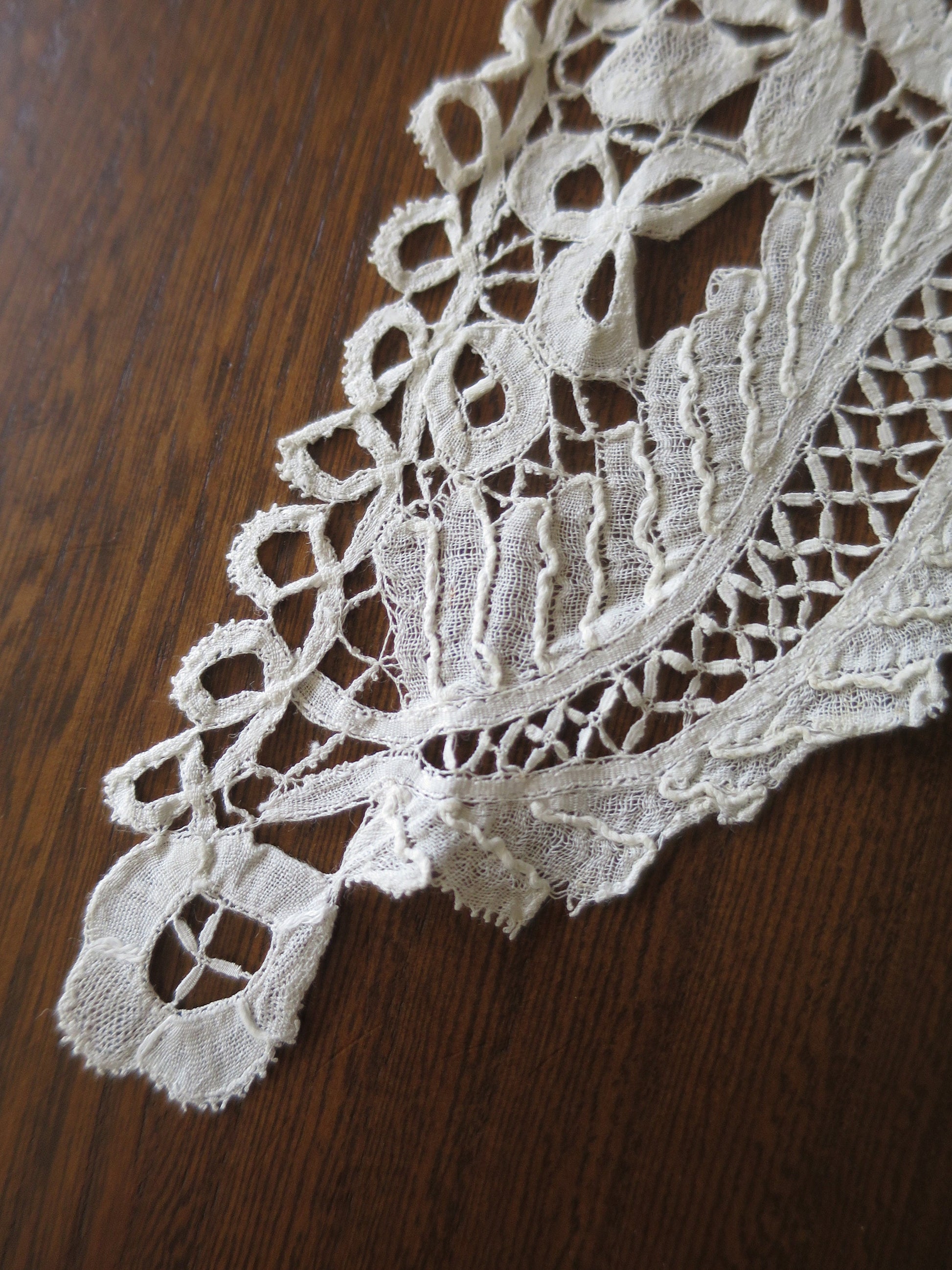 Intricate Antique Hand Worked Honiton Bobbin Lace Collar- Roses Thistles & Ferns