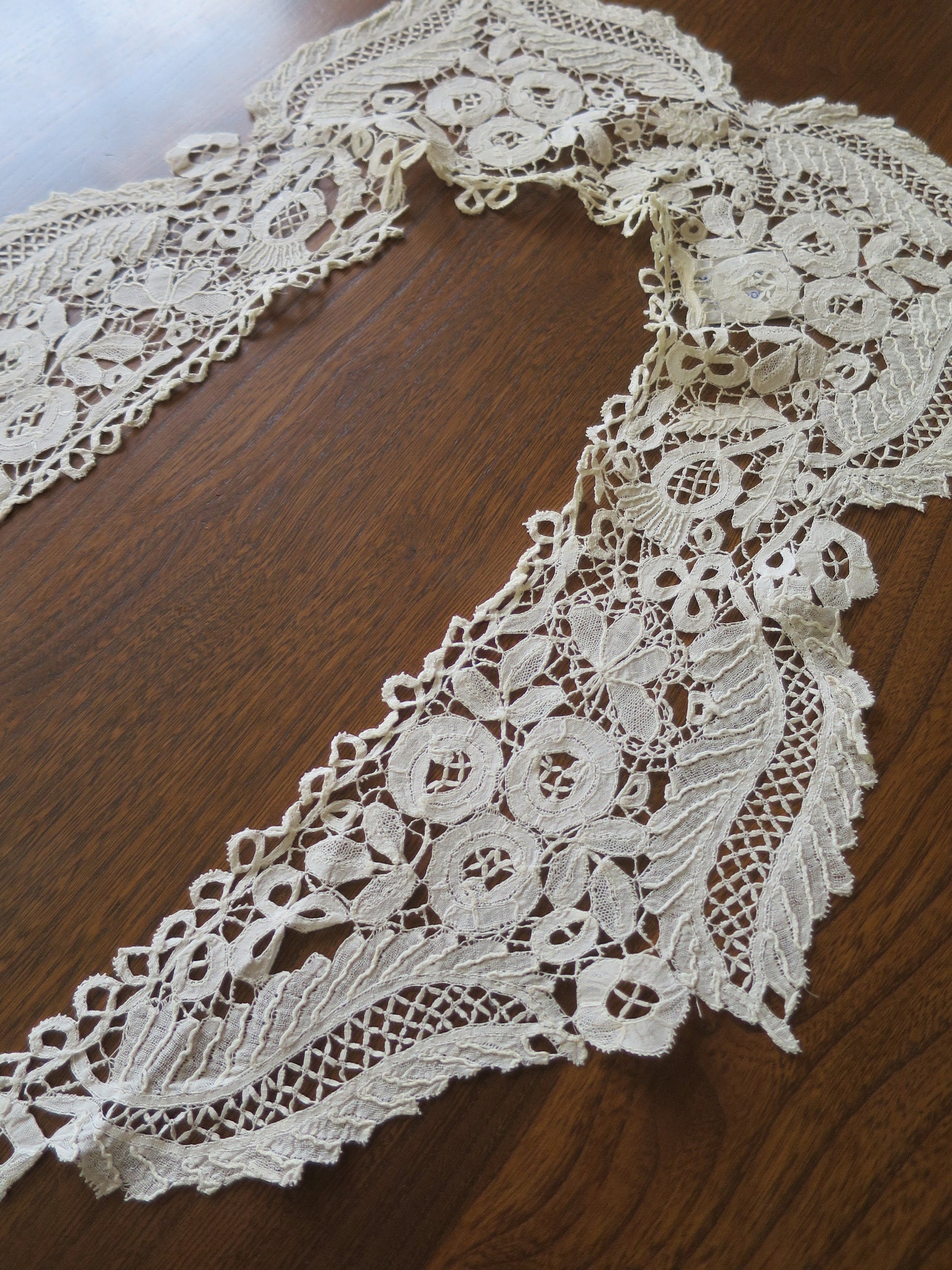 Intricate Antique Hand Worked Honiton Bobbin Lace Collar- Roses Thistles & Ferns