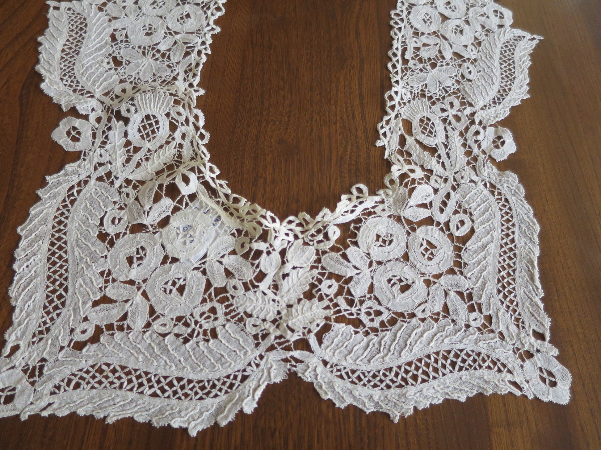 Intricate Antique Hand Worked Honiton Bobbin Lace Collar- Roses Thistles & Ferns