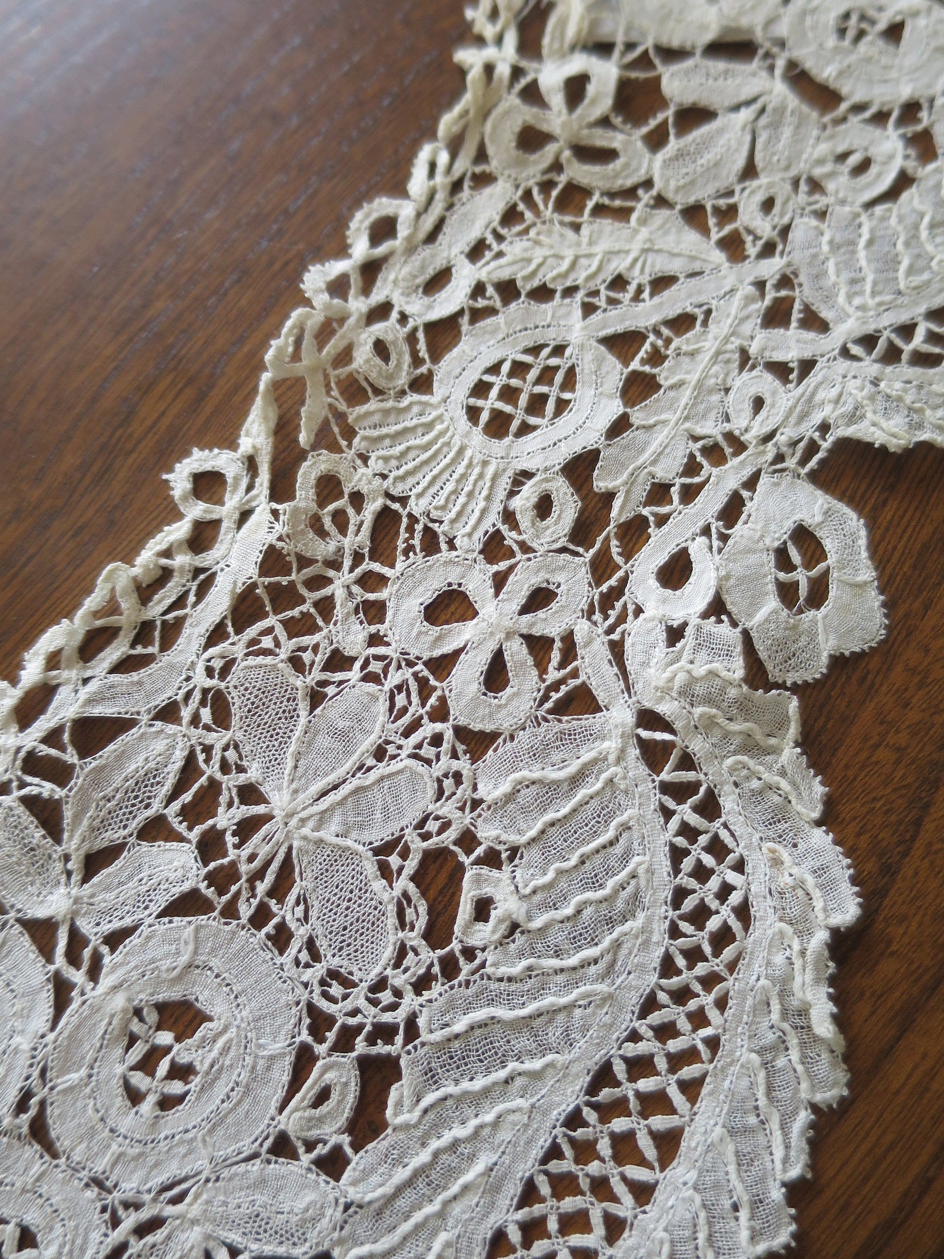 Intricate Antique Hand Worked Honiton Bobbin Lace Collar- Roses Thistles & Ferns