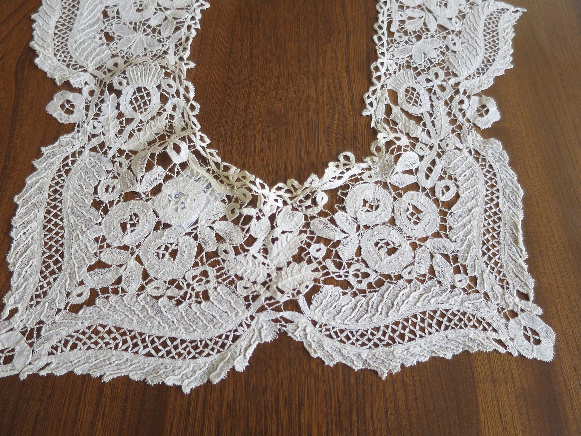 Intricate Antique Hand Worked Honiton Bobbin Lace Collar- Roses Thistles & Ferns