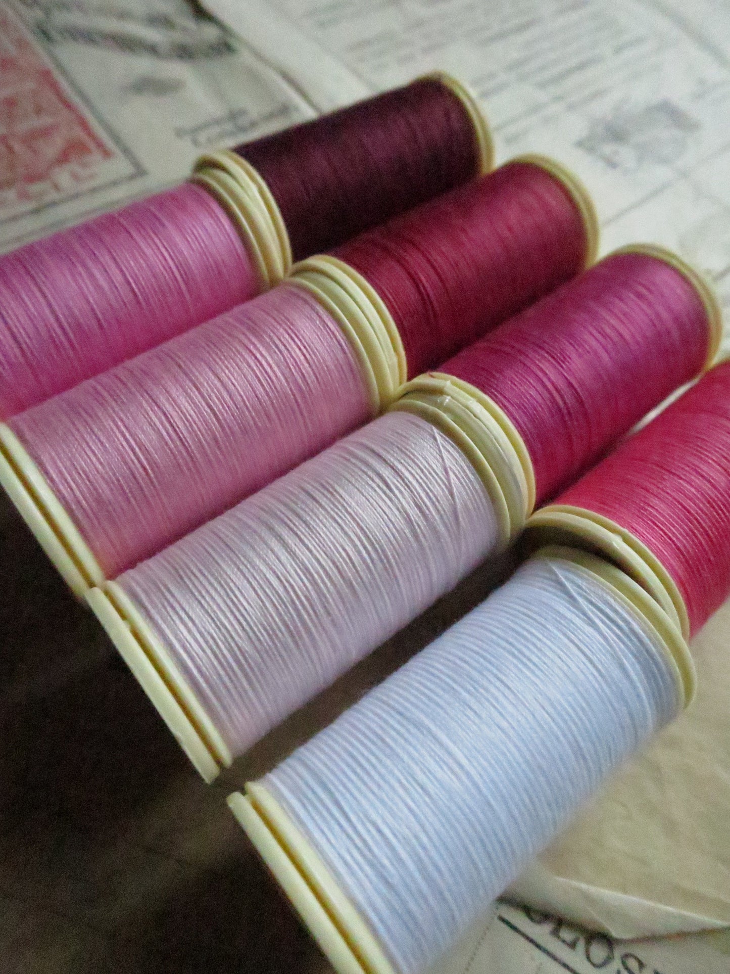 Sajou Fil au Chinois Polyvalent Polyester Sewing Thread Boxed Set- Shocking Pinks