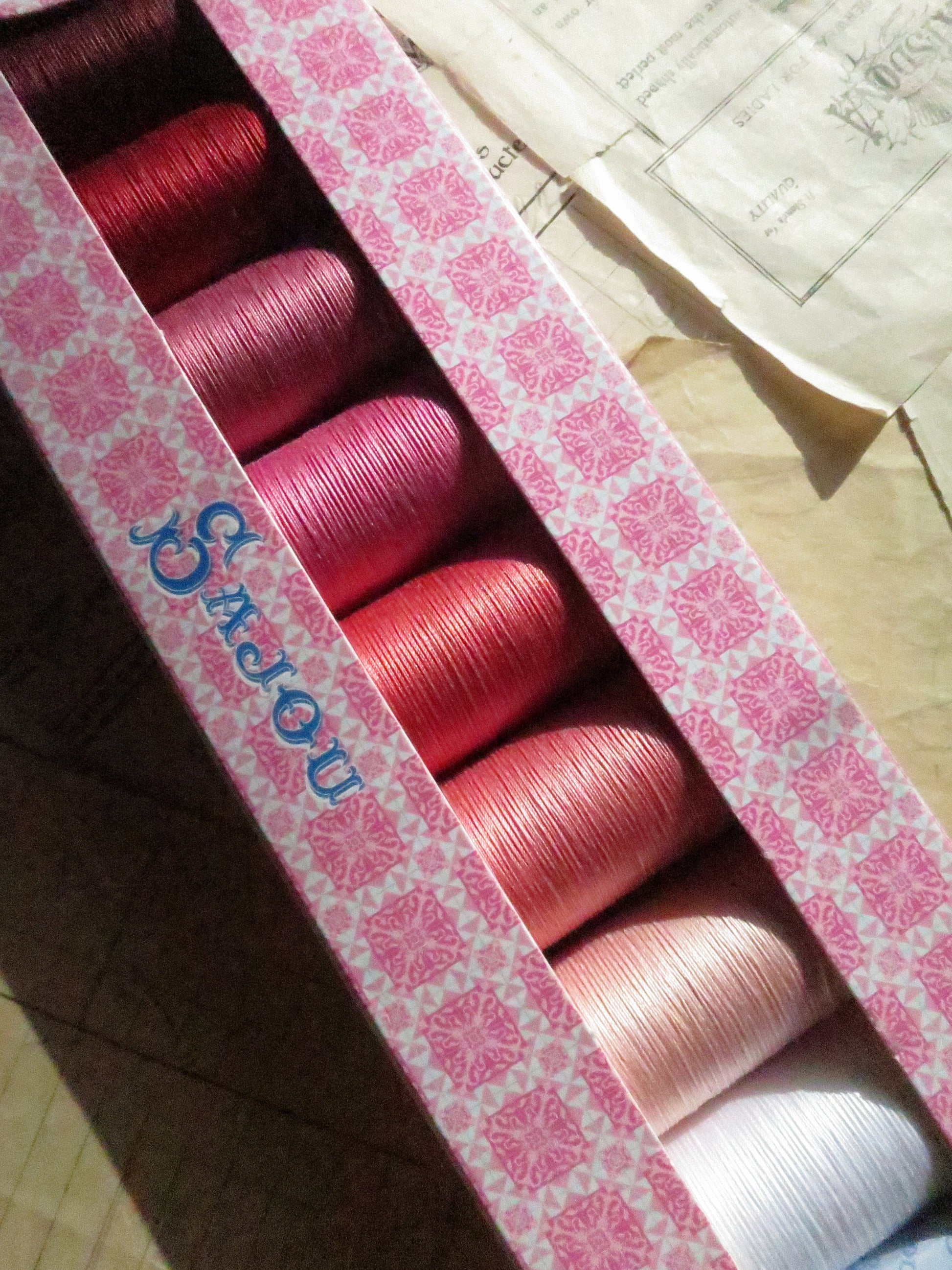 Sajou Fil au Chinois Cotton Thread Boxed Set- Shocking Pinks