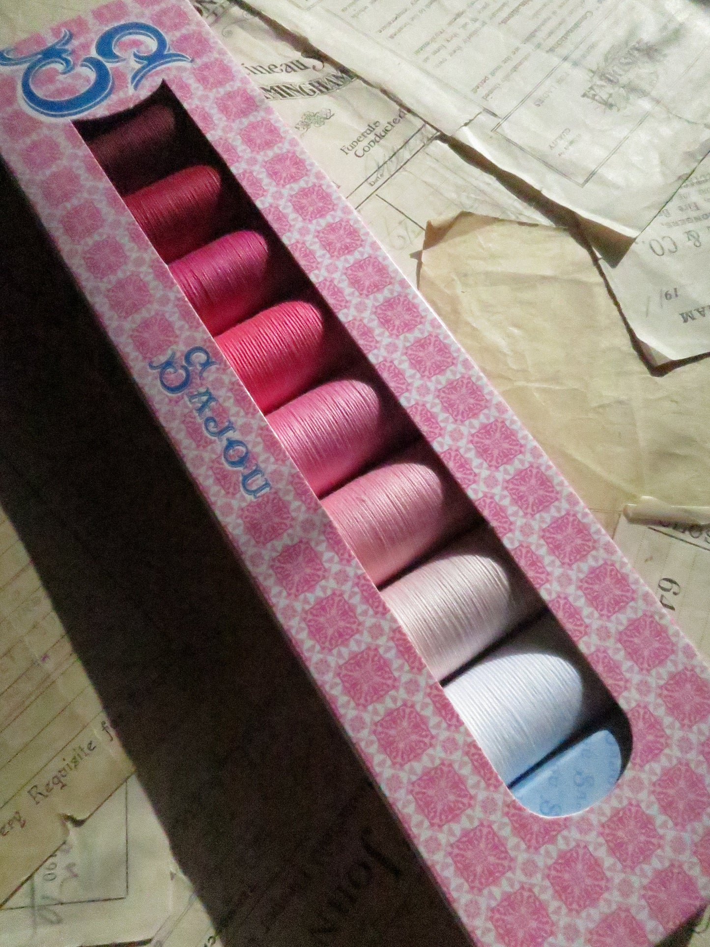 Sajou Fil au Chinois Polyvalent Polyester Sewing Thread Boxed Set- Shocking Pinks