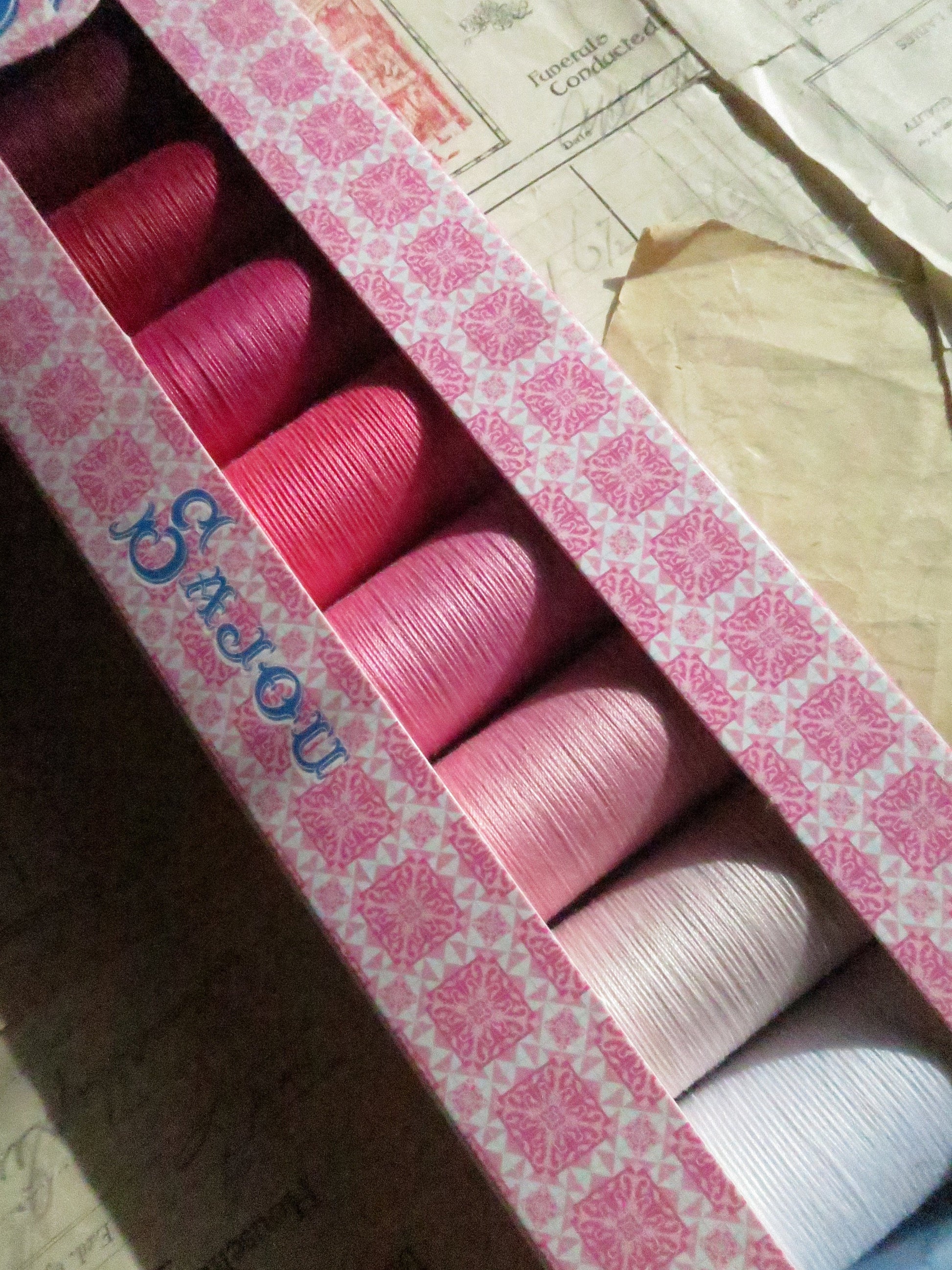 Sajou Fil au Chinois Polyvalent Polyester Sewing Thread Boxed Set- Shocking Pinks