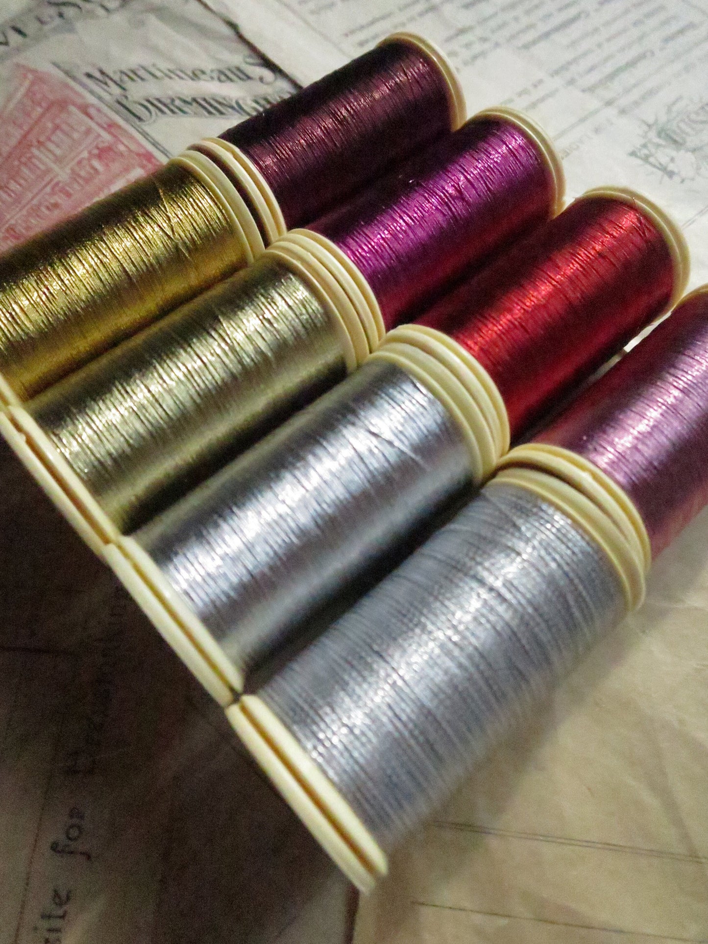 Sajou Metallic Thread/ Fil Metalise No.40 Thread Boxed Set- Shocking Pinks