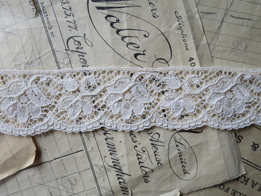 Ecru English Nottingham Lace- Scalloped Raised Floral Guipure- 3.5 cm