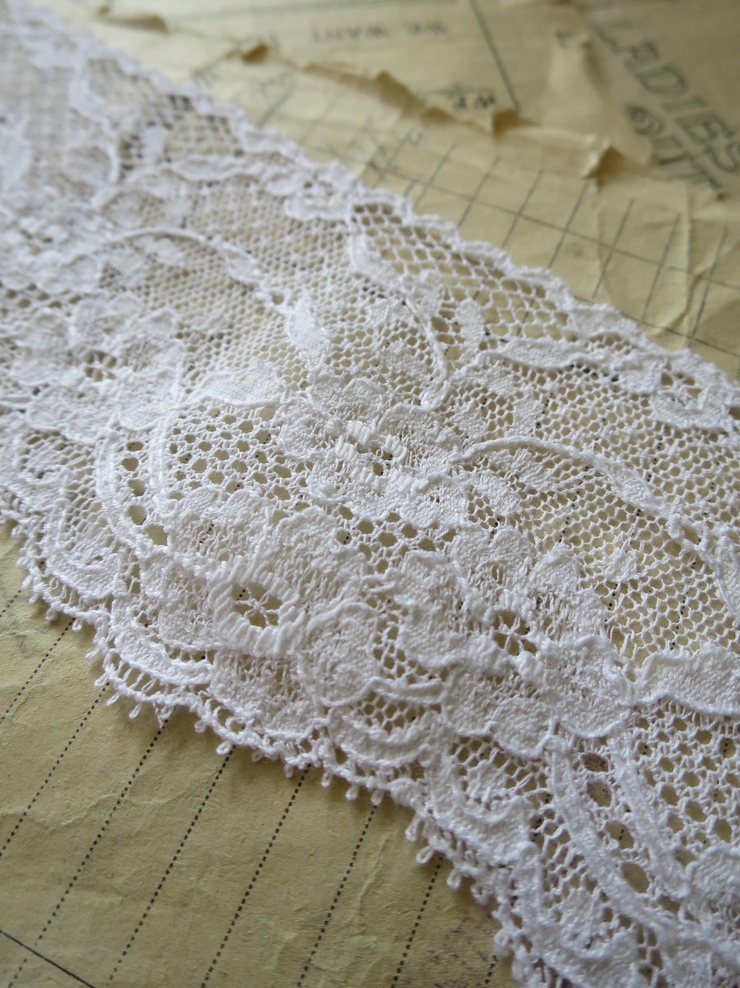 White English Nottingham Lace- Frothy Floral Roses Swags Point Lace- 7cm