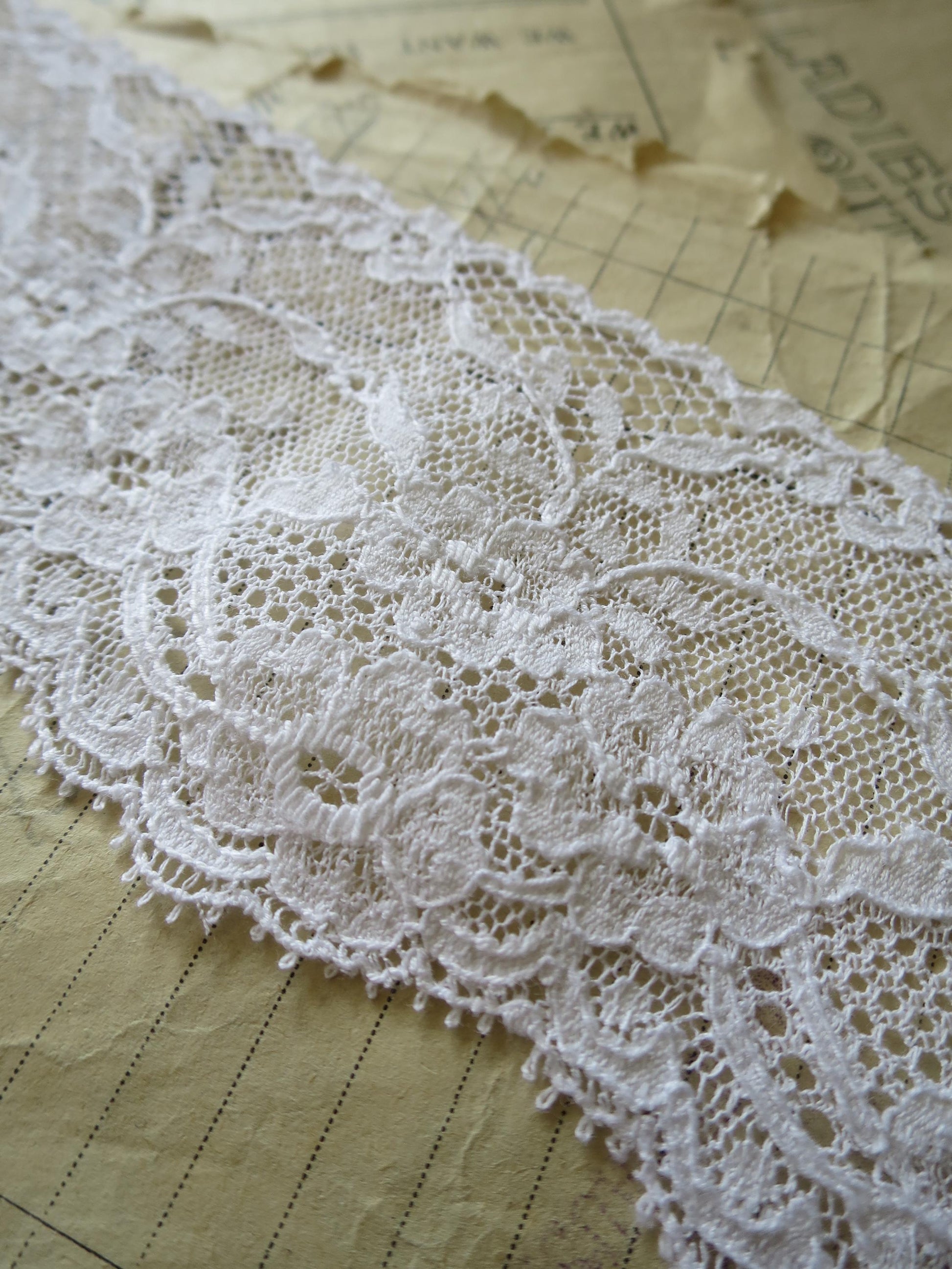 White English Nottingham Lace- Frothy Floral Roses Swags Point Lace- 7cm