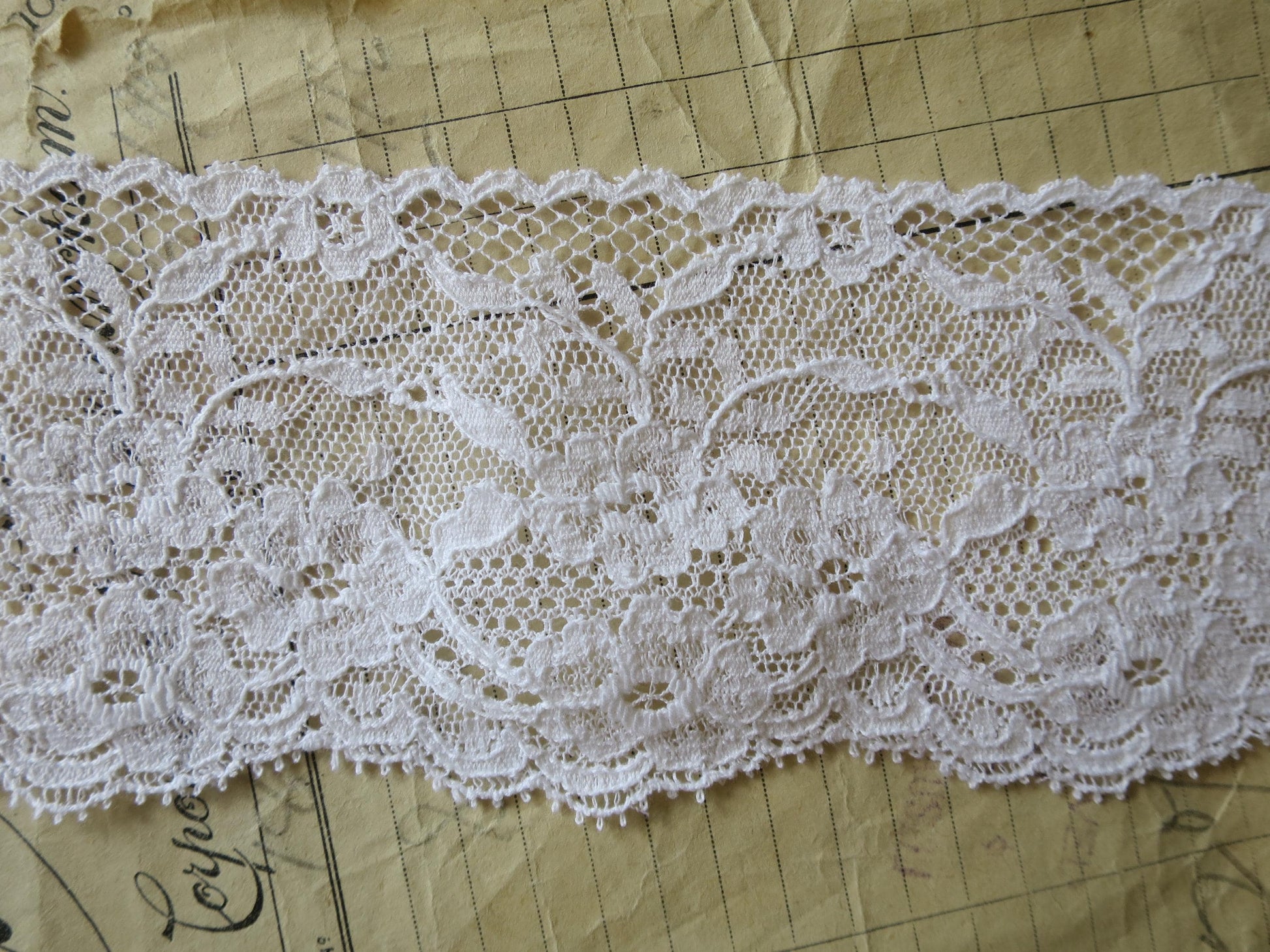 White English Nottingham Lace- Frothy Floral Roses Swags Point Lace- 7cm