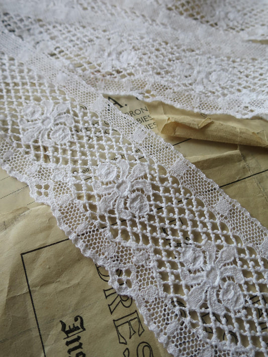 White English Nottingham Lace- Scalloped Trellis Guipure- 5.5 cm