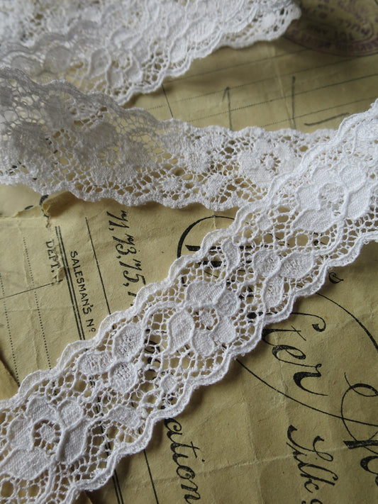 White English Nottingham Lace- Scalloped Raised Floral Guipure- Galloon- 2.7 cm