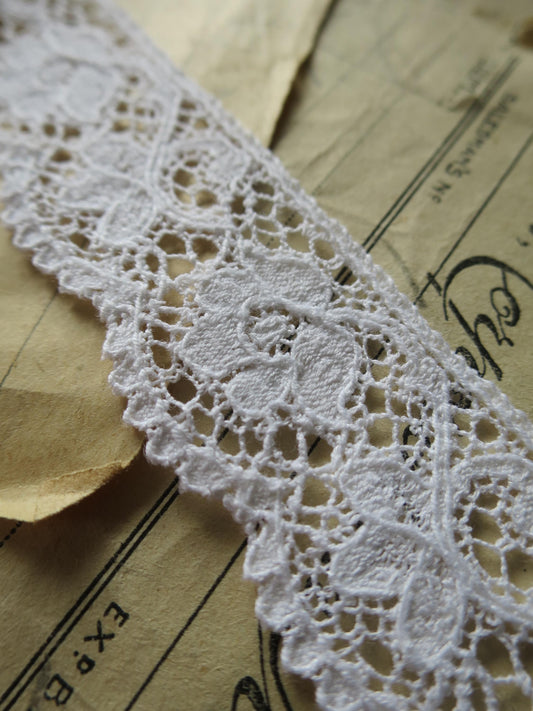 White English Nottingham Lace- Scalloped Raised Floral Guipure- 2.7 cm