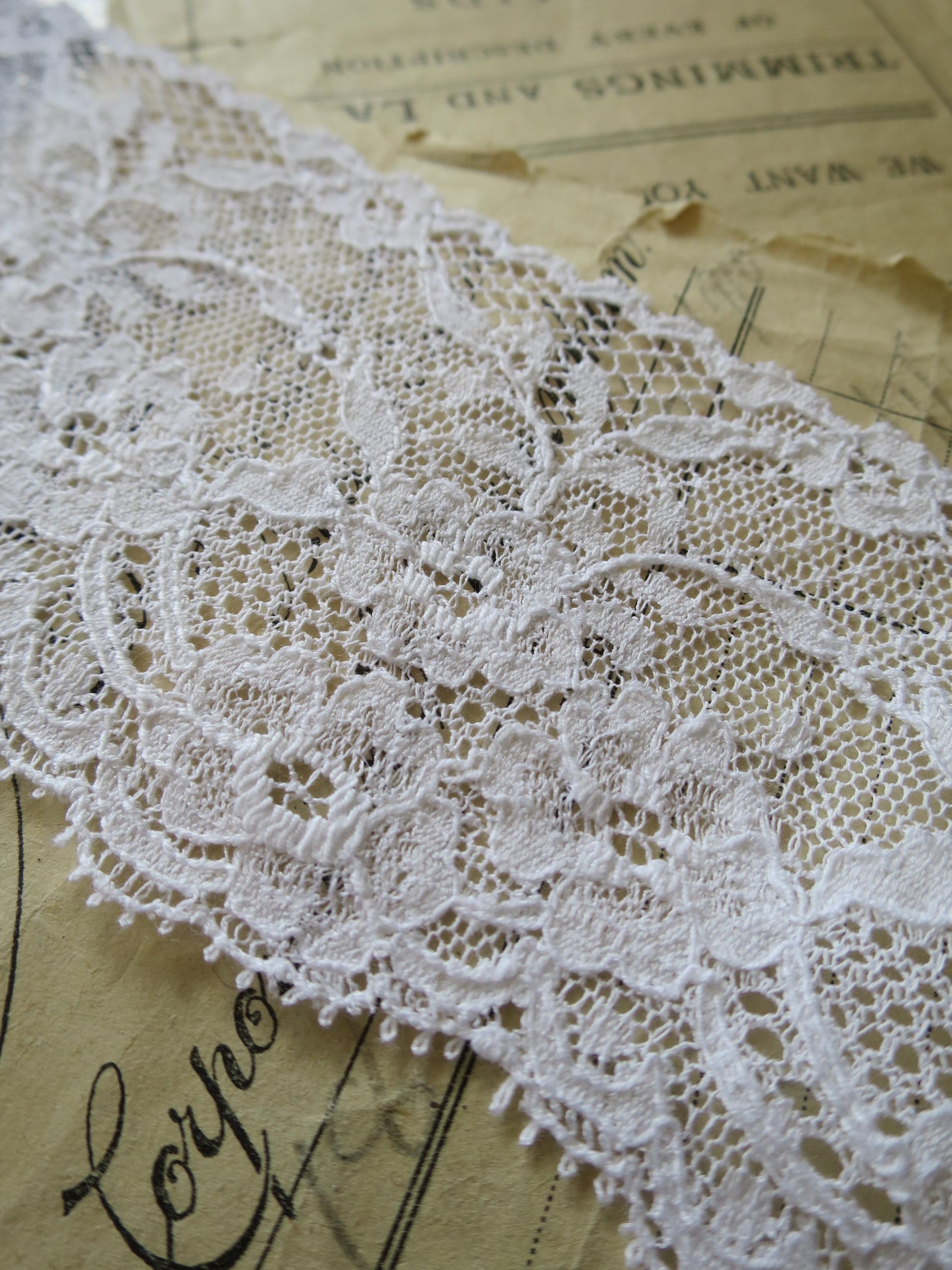 White English Nottingham Lace- Frothy Floral Roses Swags Point Lace- 7cm