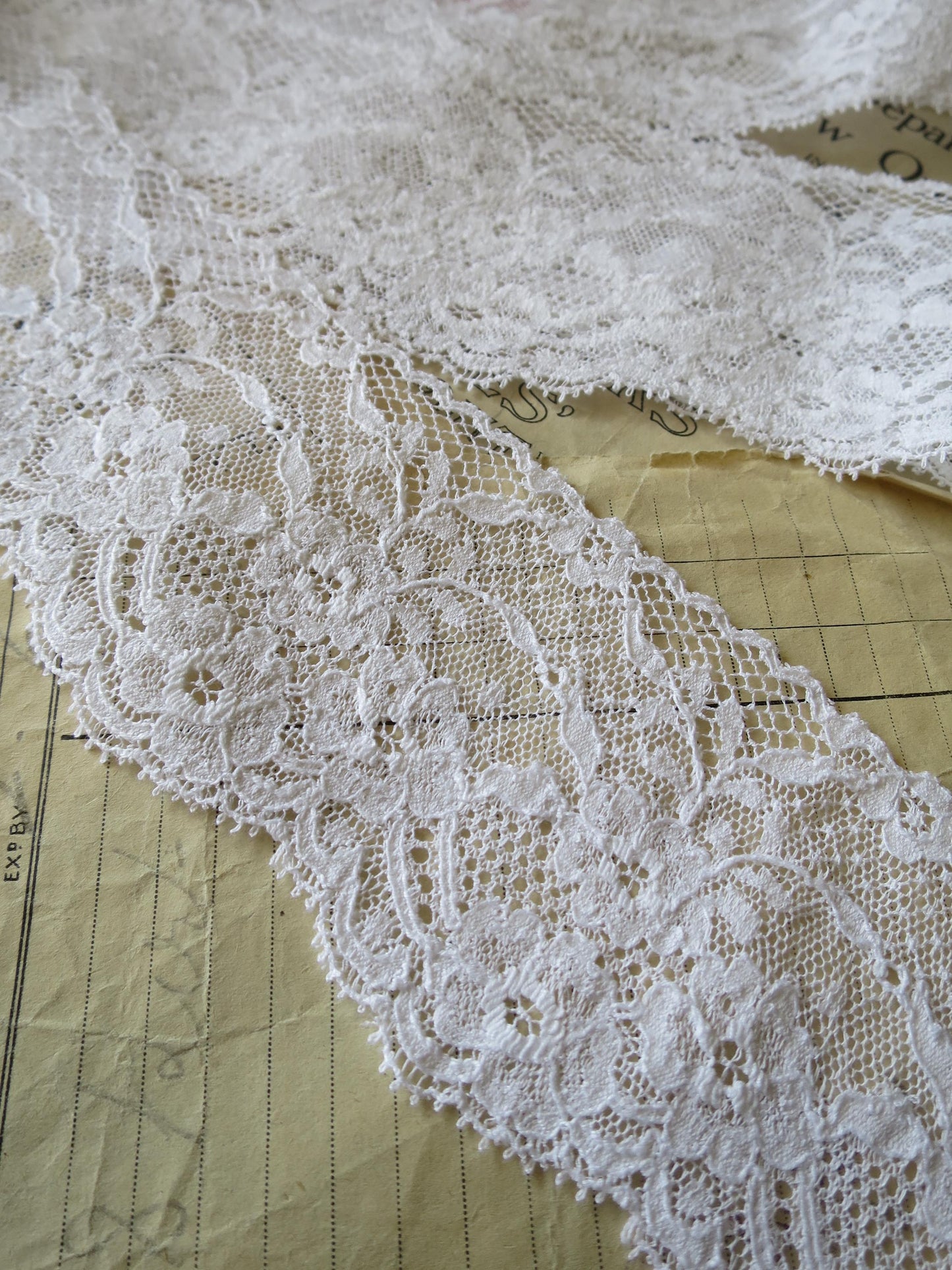 White English Nottingham Lace- Frothy Floral Roses Swags Point Lace- 7cm