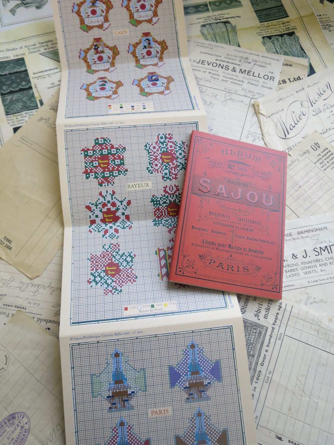 Sajou Red Cross Stitch Album 902- Sajou Thread Cards